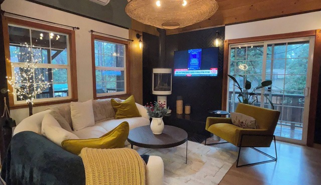 Cozy Nordic Cabin near Scotts Flat Lake with Pickleball/Basketball Court!