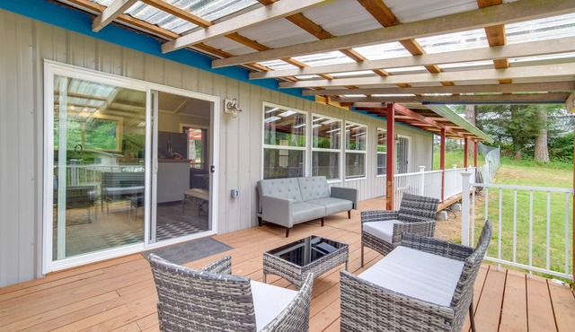 Cozy North Bend Getaway Near Dunes + Ocean!