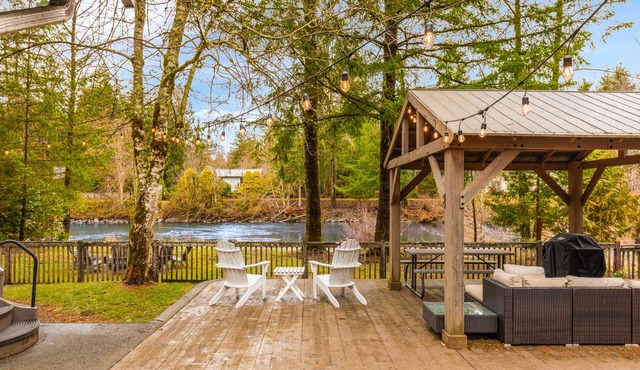 Cozy North Bend Riverfront Cabin w/hot tub!