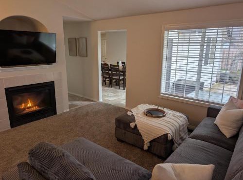 Cozy North Keizer Retreat with fireplace