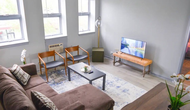 Cozy North Side Chicago Studio APT for Exploring