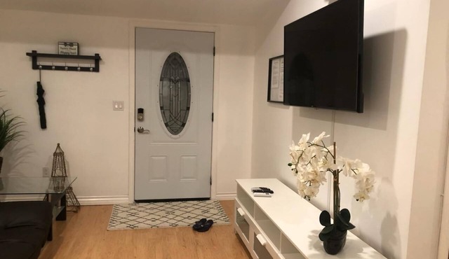 Cozy Northridge Apartment Near CSUN, Transportation, and Shopping