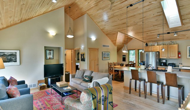 Cozy Northwoods Cabin - Private Lake, Sauna, dog friendly!