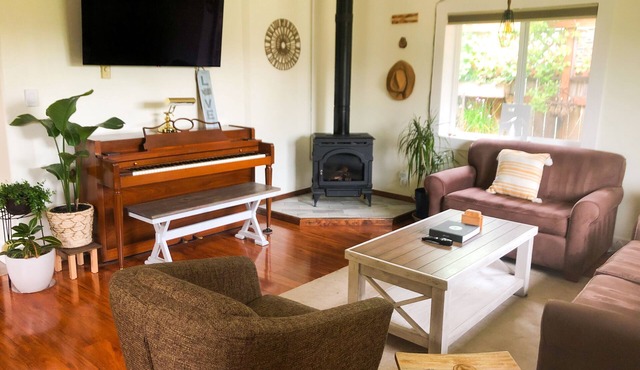 Cozy NW inspired home. Walking distance to parks, food, coffee shops, breweries!