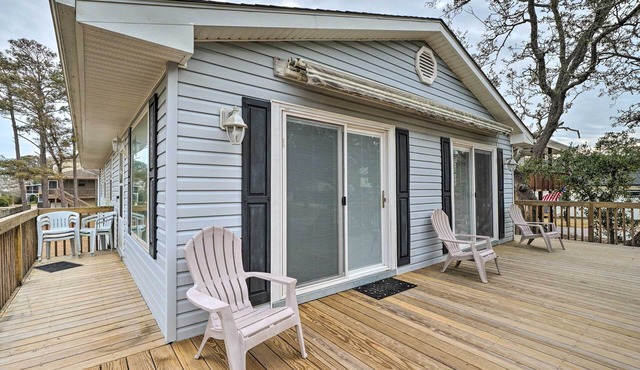 Cozy Oak Island House < 1 Mi to Beaches!