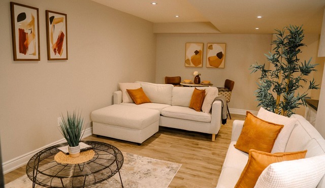 Cozy Oakville 1- Bedroom studio apt w/private entrance/kitchen/wi-fi/parking