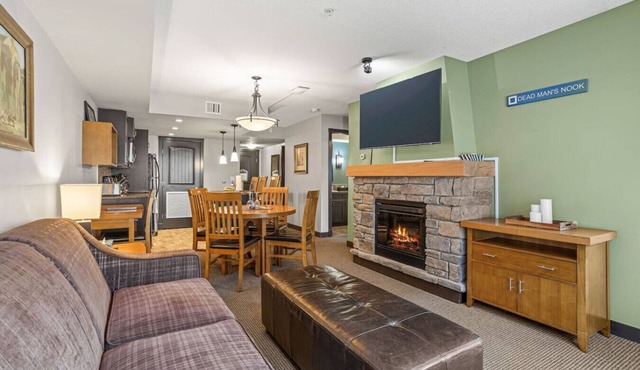 Cozy Oasis: 2BR w/Hot Tub & Gym, 10 Mins to DT