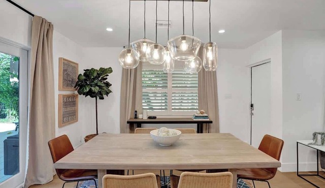 Cozy Oasis for 2 w/Insta-worthy Tropical Pool*