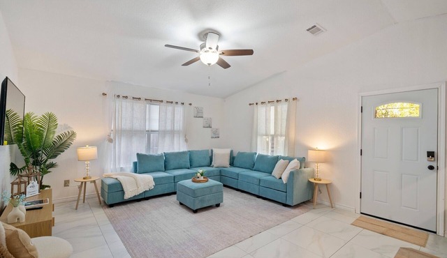 Cozy Oasis in San Marcos TX, Modern, Pet Friendly, convenient Location, Sleeps 8