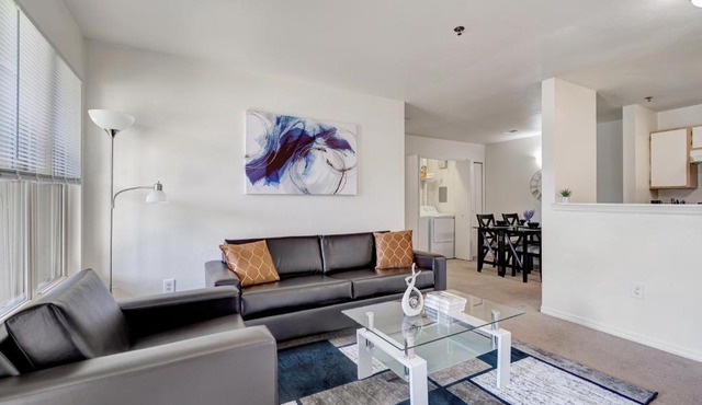Cozy Oasis-Indoor Heated Pool-2BR-Wifi-Near U of I