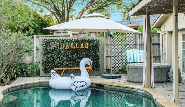 Cozy Oasis, Pool, Firepit, BBQ, Games, Family & Pet & Event Friendly. Sleeps 10!