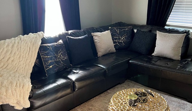 Cozy Oasis – Stylish, Spacious 4-Bedroom with Private Parking Lot