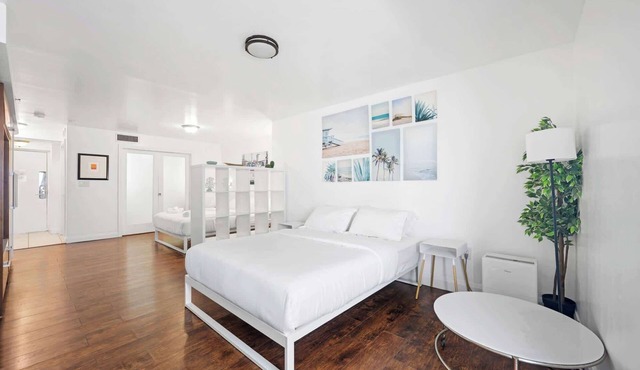 Cozy Ocean Drive Studio - Roof top Pool and Bar