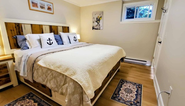 Cozy Ocean Retreat just a 2-minute walk from Cow Bay surf spot.