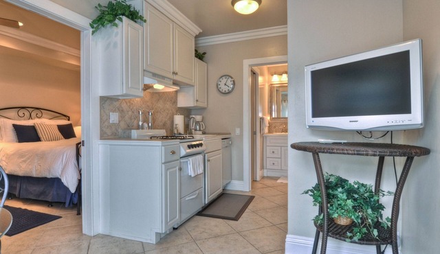 Cozy ocean-view condo near town & beach with full kitchen