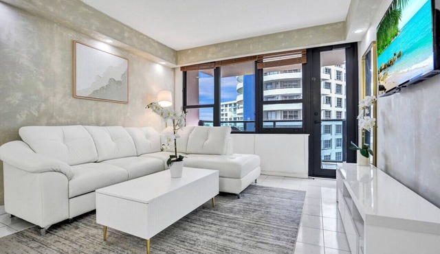 Cozy Ocean View Condo Beach Service 607