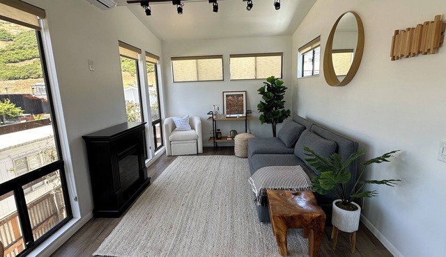Cozy ocean view mobile home in amazing Pacific Palisades with AC, WiFi & Laundry