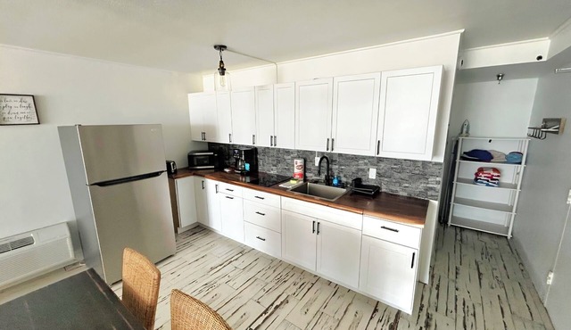 Cozy oceanfront condo in fantastic Daytona Beach with WiFi, gym, pool, tiki bar
