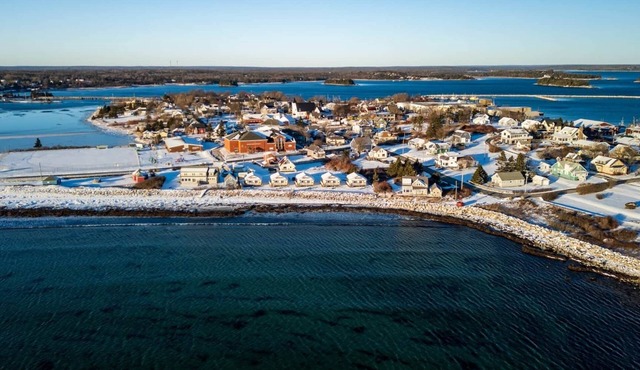 Cozy Oceanfront Cottage on Crescent Beach · 2 Bedrooms · King Bed