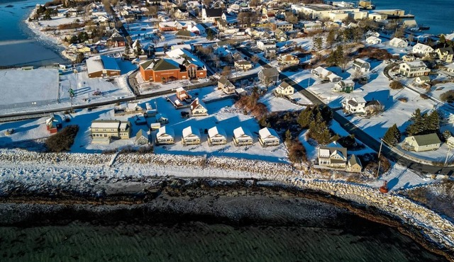 Cozy Oceanfront Cottage · 2 Bedrooms · Views Ocean