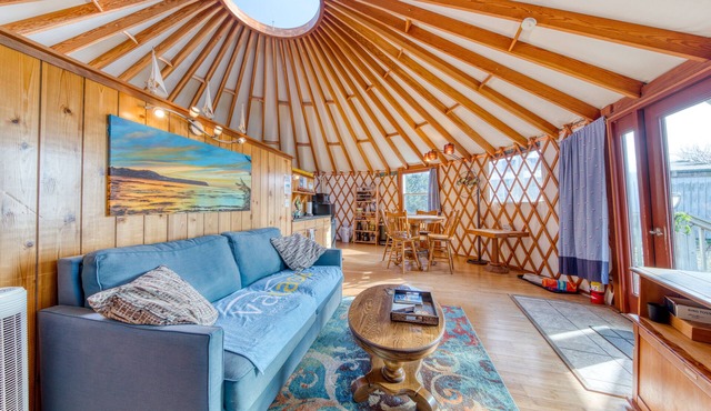Cozy Oceanfront Yurt with Private Hot Tub - Dogs Welcome