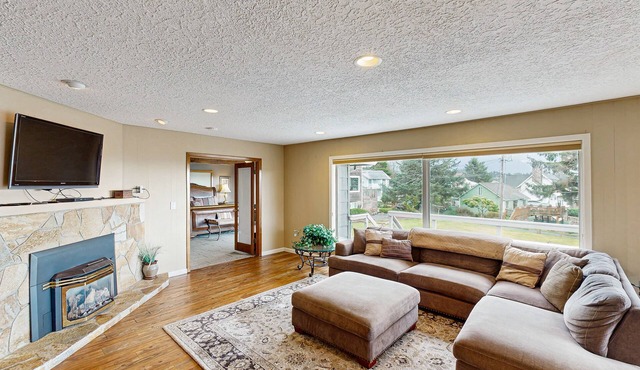 Cozy Oceanview Cottage in Great Location - Close to Beach