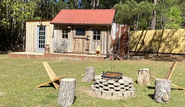 Cozy Off Grid Cabin w/pond for fishing.