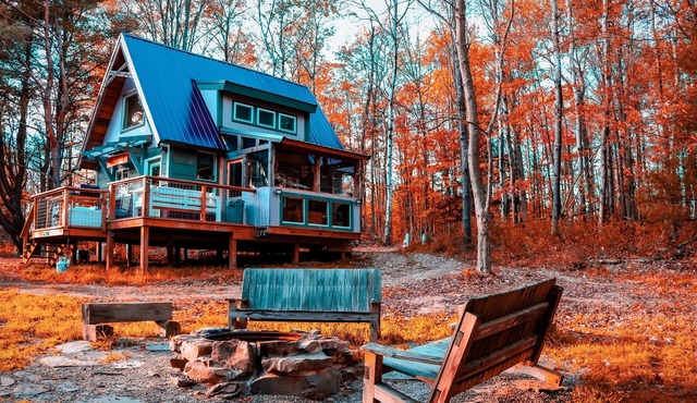 Cozy Off-grid Cabin within a private setting loaded with spa like amenities