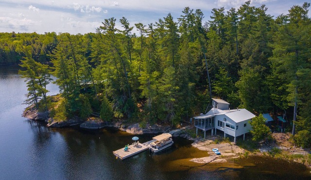Cozy Off-Grid Lake House Cottage on Lake Wah-Wash-Kesh