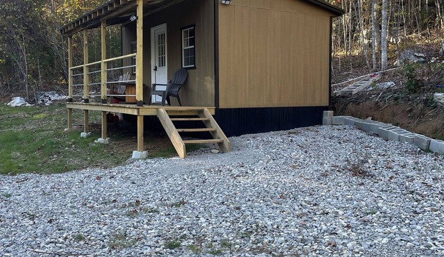 Cozy offgrid cabin in Jamestown, TN next to Skinner Mtn Wildlife Management Area