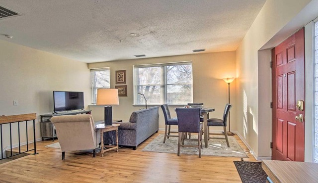 Cozy Omaha Condo - 6 Mi to Henry Doorly Zoo!