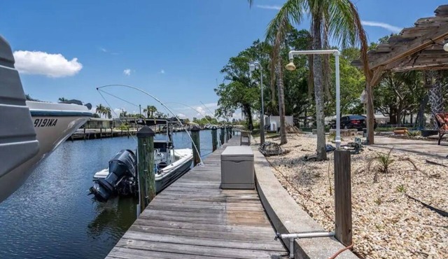 Cozy on the Canal- 2-bedrooms ✔ Just minutes to Anna Maria Island ✔