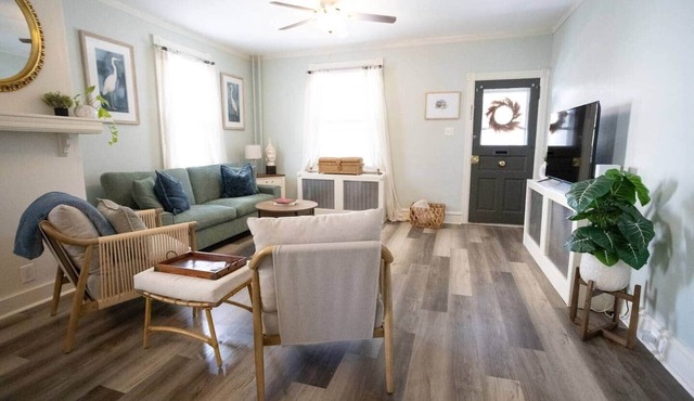 Cozy on Walnut 5 Min walk to train+ close to Merck+ Pet friendly- fully fenced.