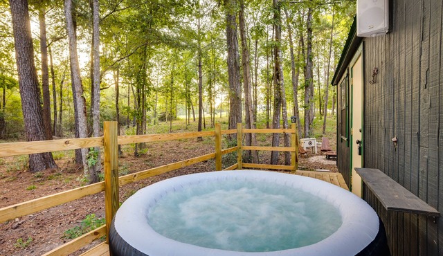 Cozy Onalaska Cabin ~ 2 Mi to Lake Livingston!
