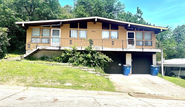 Cozy One Bedroom Apartment with quick access to major highways, and more!