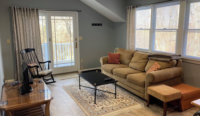 Cozy One Bedroom Apartment Centrally Located in Southbury