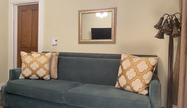 cozy one bedroom apartment located in heart of dorval