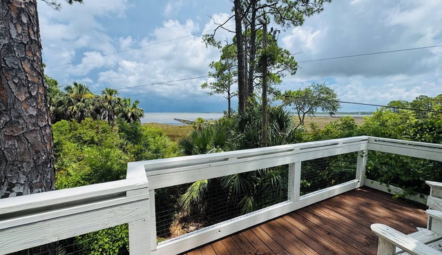 Cozy One Bedroom Cabin overlooking St Joe Bay on Cape San Blas