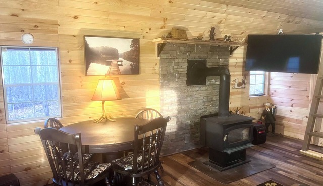 Cozy one-bedroom cabin nestled in the woods beside Stonewall Jackson Resort.
