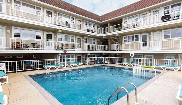 COZY ONE BEDROOM CONDO WITH POOL! BEACH, RESTAURANTS, BOARDS. NO CLEANING FEE n