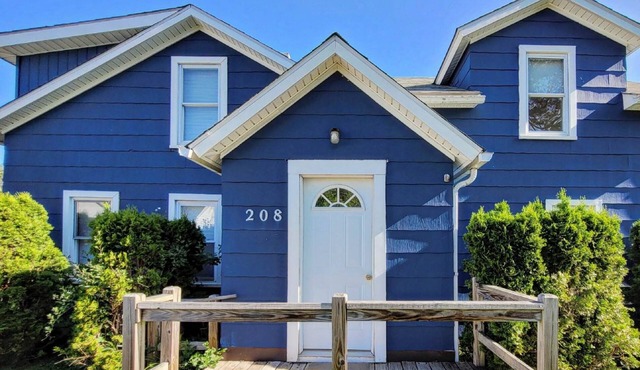 Cozy one bedroom cottage on the edge of town. Close to trails and lakes.