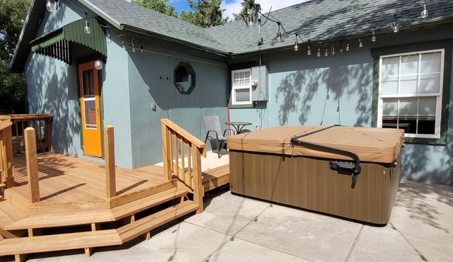 Cozy One Bedroom Cottage Getaway!