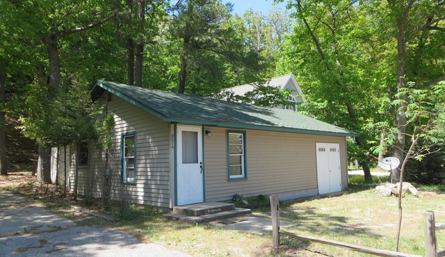 Cozy One Bedroom Cottage Across From Portage Lake & Steps From Lake Michigan