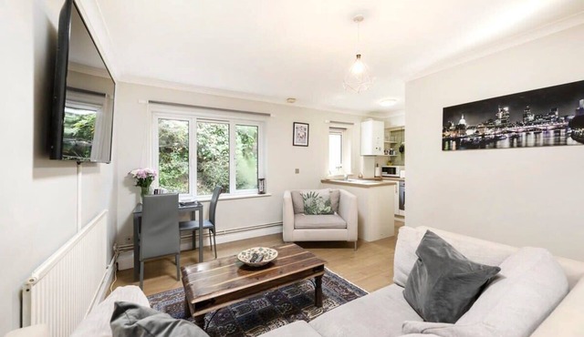 Cozy One-Bedroom Flat in Slough