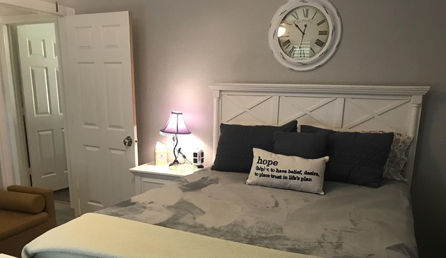 Cozy one bedroom in cute cottage house 12 minutes to Tyler Tx