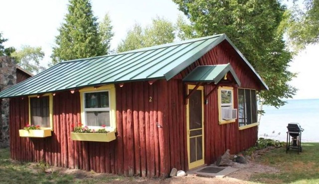 Cozy One-bedroom Lakeside Cabin with all modern amenities