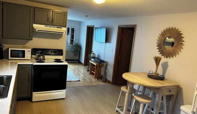 Cozy One-Bedroom Retreat with Mountain Views in charming Clarendon