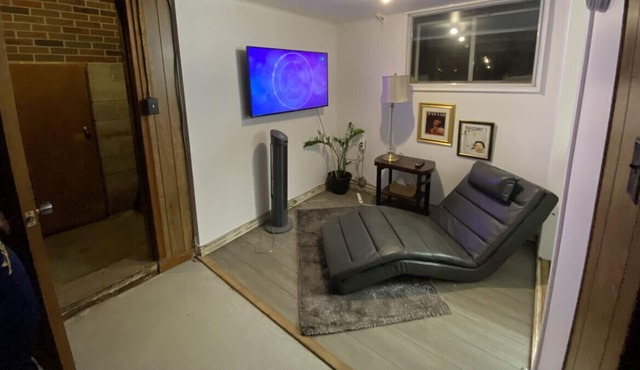 Cozy One-Bedroom Suite Moments from the Lake