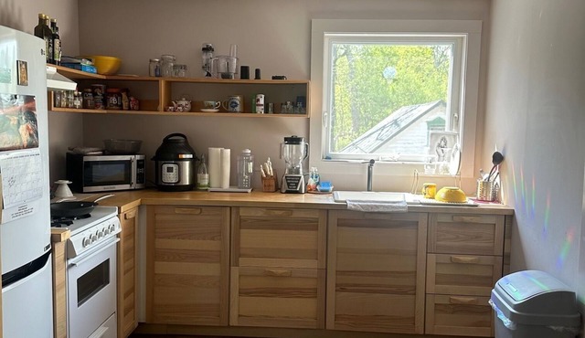 Cozy one bedroom unit filled with natural daylight and lovely Mountain Views.