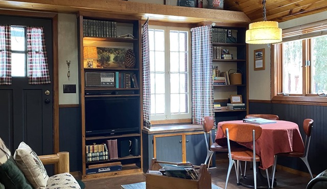 Cozy one bedroom Hideaway Resort cabin #6